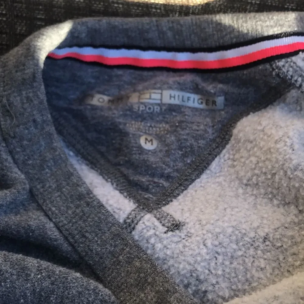 Tommy Hilfiger Sport Sweatshirt 1990's Y2K Cropped Gray Black Medium Preppy - Picture 5 of 5